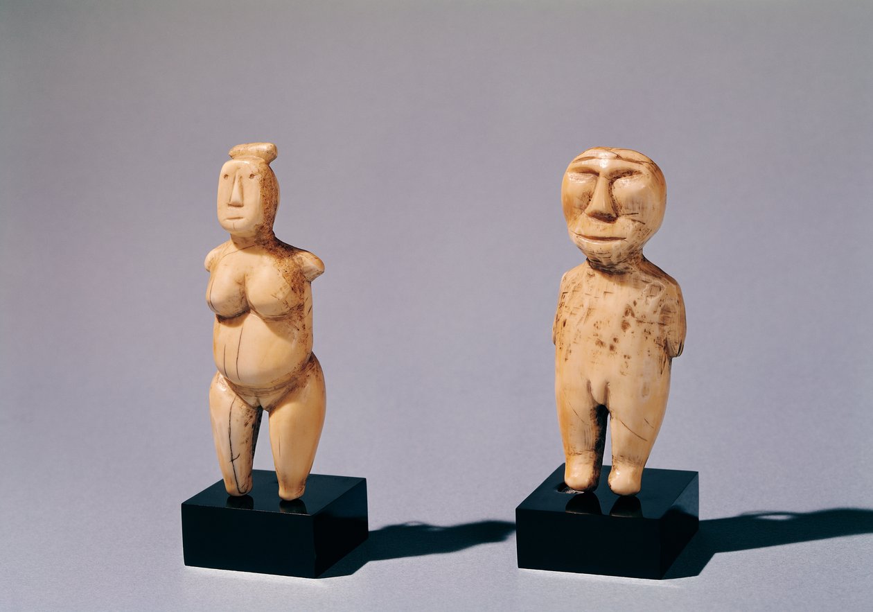 Twee beeldjes van een man en een vrouw, van de Beringstraat door Inuit School