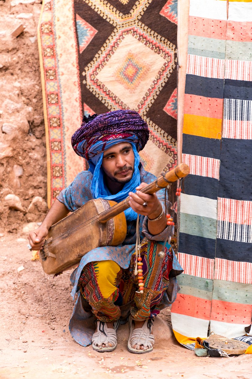Een lokale muzikant in de ksar van Ait Benhaddou in Marokko door Ira Block