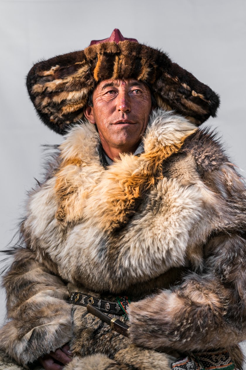Een portret van een Kazachse arendjager in westelijk Mongolië door Ira Block