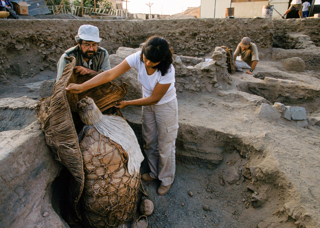 Archeologen met een mummiebundel gevonden op de opgravingslocatie van de school., 2001 (foto) door Ira Block