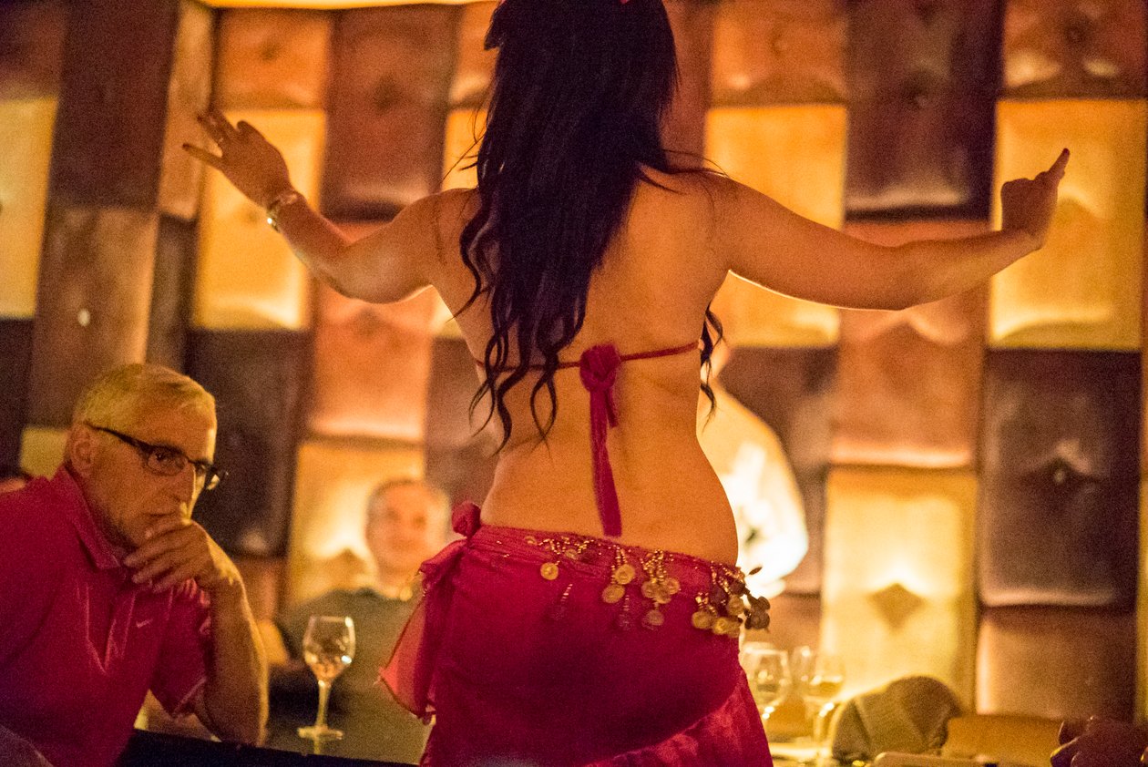 Buikdanseressen in het Comptoir Darna restaurant in Marrakech, Marokko door Ira Block