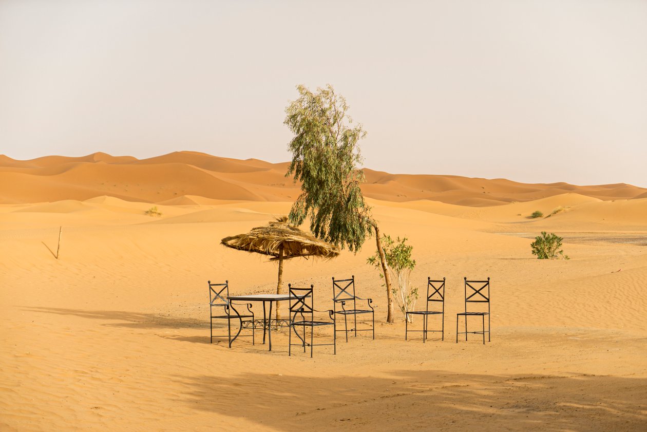 Woestijnscènes nabij een hotel in Erg Chebbi, Merzouga, Marokko door Ira Block