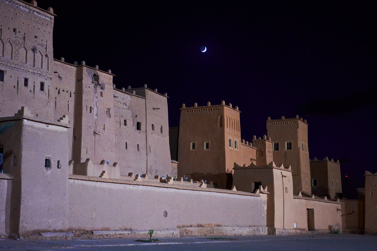 De maan komt op boven Ouarzazate, Marokko door Ira Block