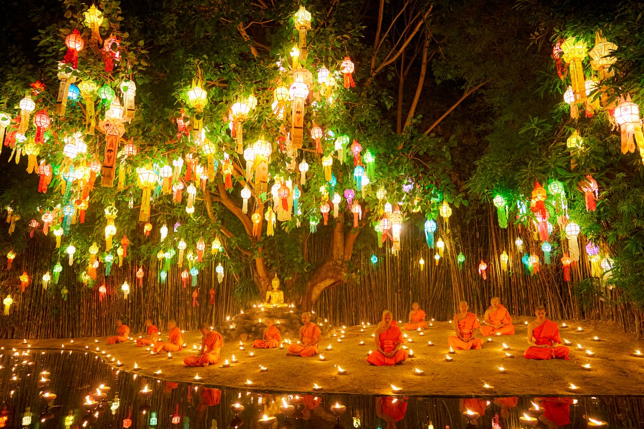 Novice monniken bij Wat Phan Thao tijdens Loy Krathong Festival (Yee Peng) in Chiangmai, Thailand, 2019 (foto) door Ira Block