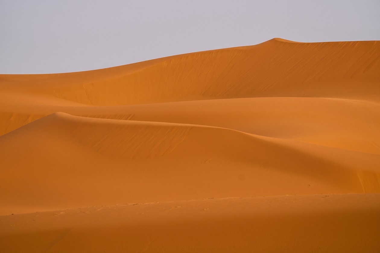 Zandduinen van Ergg Chebbi, Sahara Woestijn in Marokko door Ira Block