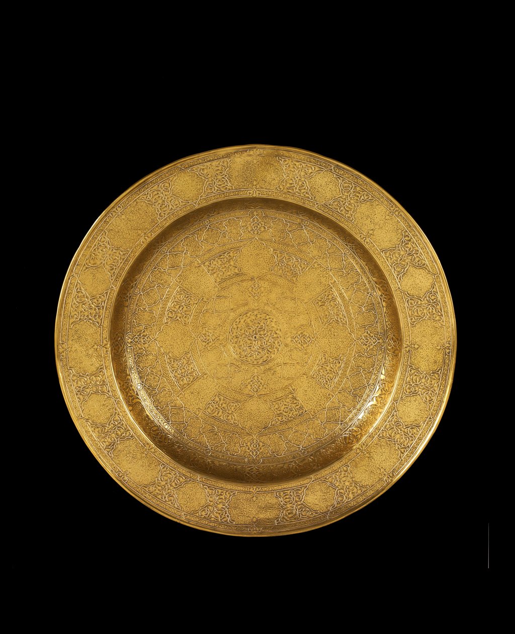 Schaal van gegraveerd messing met zilver inleg en latere vergulding, 1575-99 door Iranian School