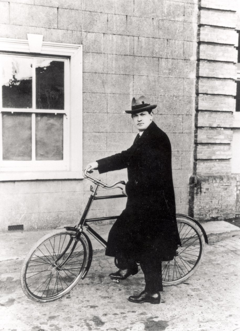 Michael Collins (1870-1922) met zijn beroemde fiets door Irish Photographer