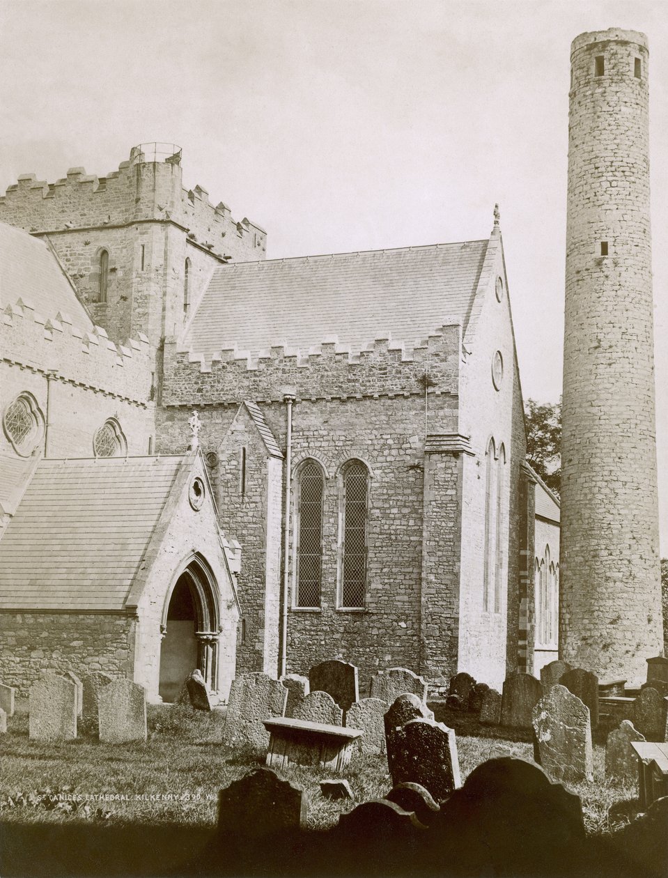 St. Canices Kathedraal (sepia foto) door Irish Photographer