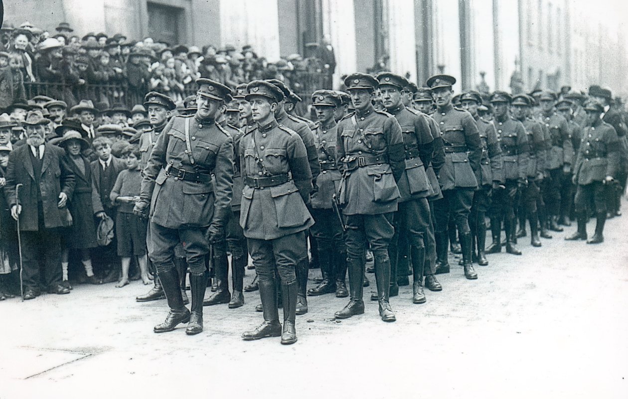 Michael Collins (1890-1922) (links) als hoofd van het Ierse Vrijstaatleger bij de begrafenis van Arthur Griffith, augustus 1922 door Irish Photographer