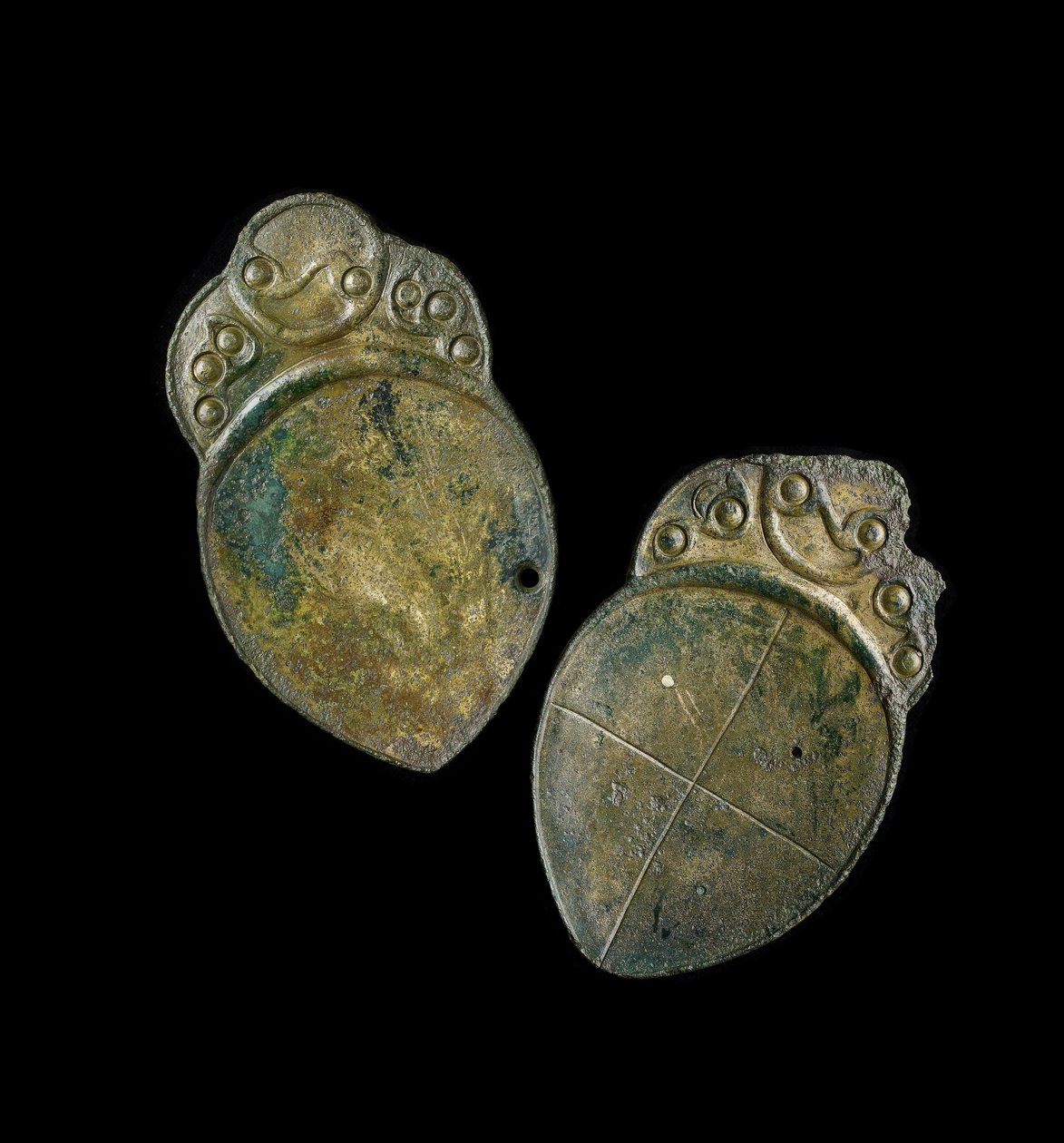 Paar lepels met gegoten decoratie, van een locatie in Penbryn, Ceredigion, Wales, IJzertijd door Iron Age