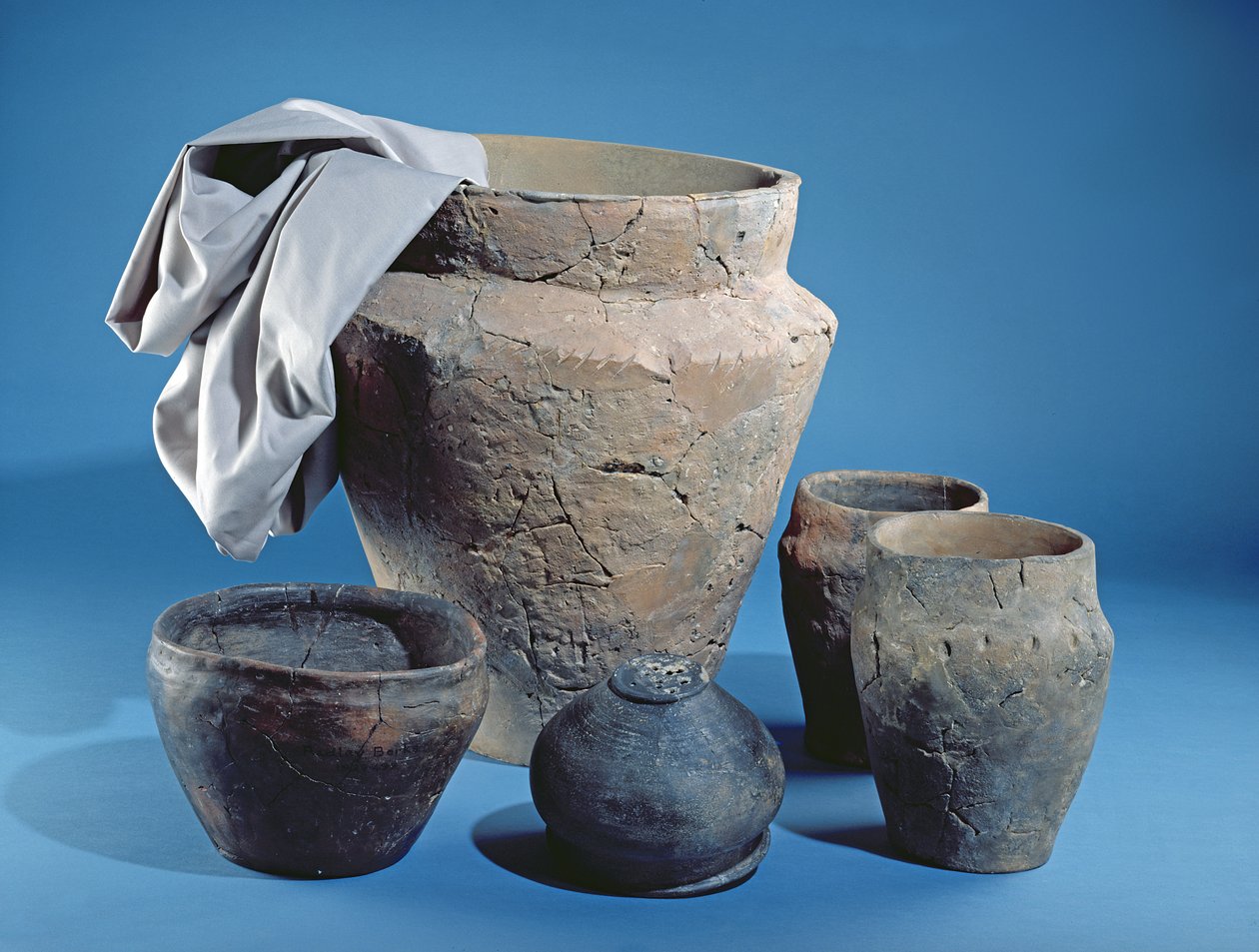 Zes potten gemaakt voor verschillende doeleinden, allemaal uit Oxfordshire door Iron Age