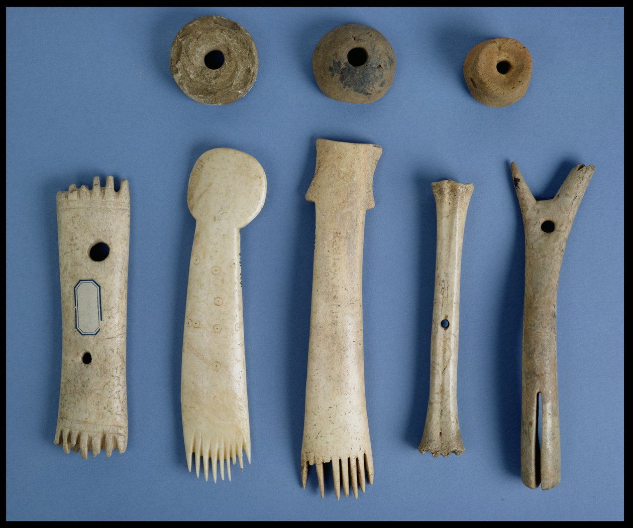 Spinklosjes, geweven kammen van hertengewei en een beenspoel en weefgetouwbeslag, IJzertijd door Iron Age