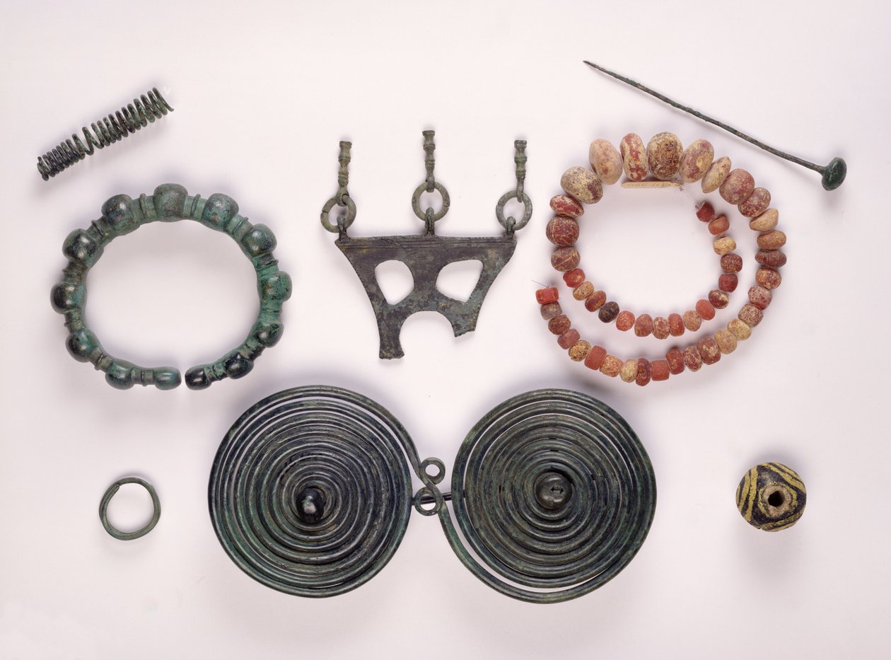 Sieraden gevonden in een vrouwengraf in Hallstatt, Keltisch door Iron Age