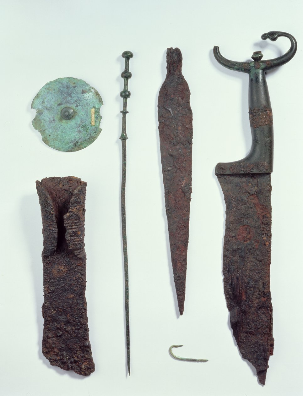 Van boven naar beneden: Mes, speerpunt, vishaak, kledingpin, riemschijf en bijl, allemaal gevonden in mannelijke graven in Hallstatt, IJzertijd door Iron Age