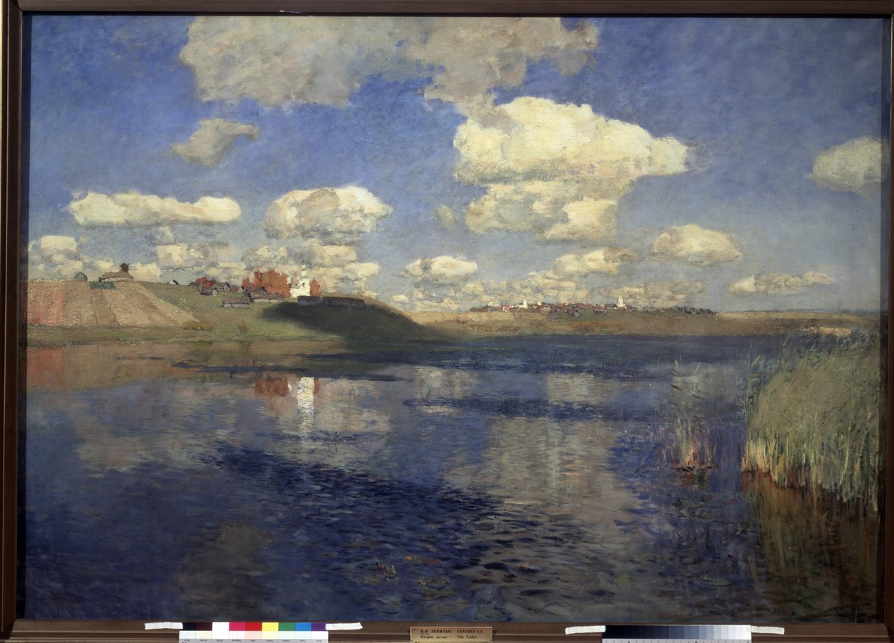 Het meer. Uitzicht op het meer omgeven door riet, met een dorp en velden aan de oevers. door Isaak Ilyich Levitan