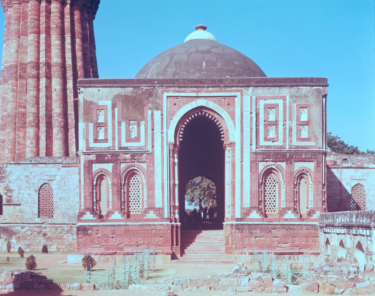 Alai Darwaza, gebouwd door Ala-ud-din Khalji, 1311 door Islamic School