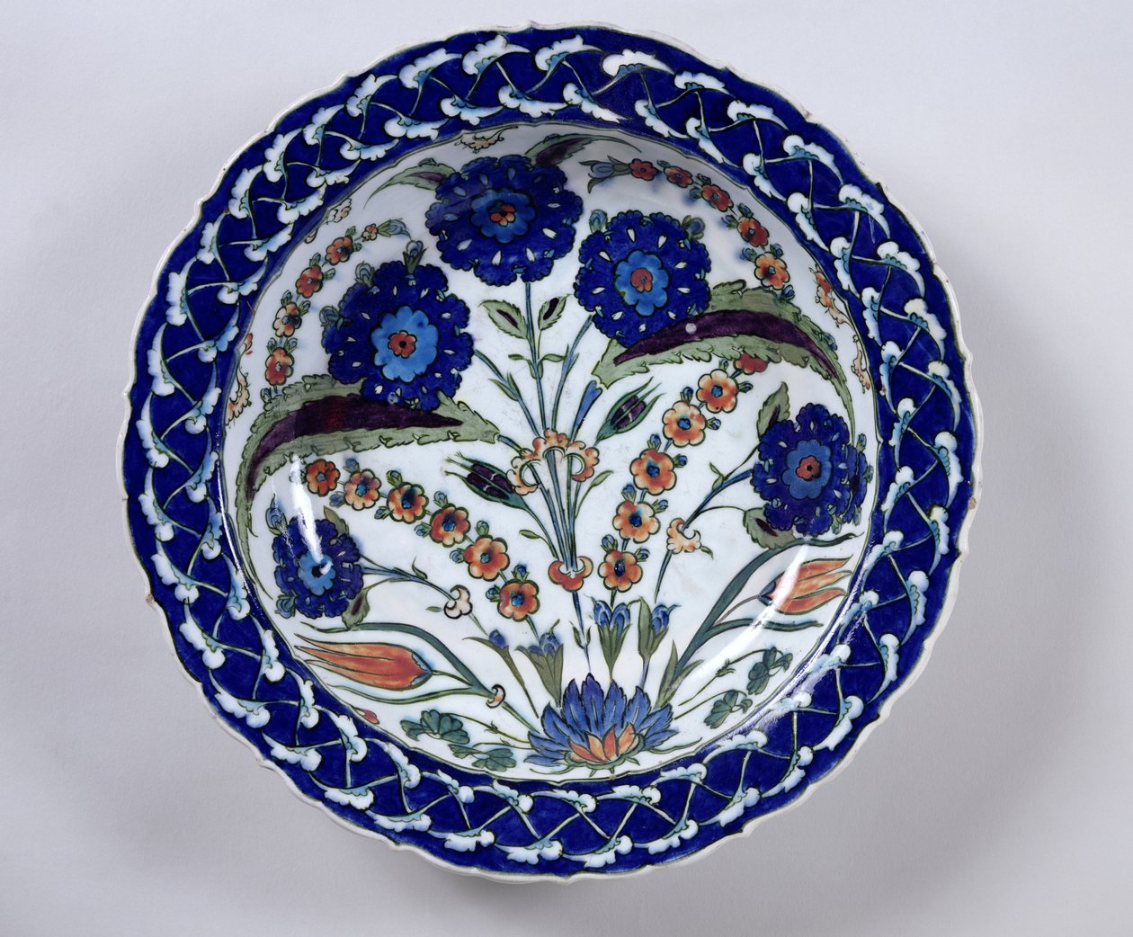 Schaal met een bloemendecoratie, Iznik door Islamic School