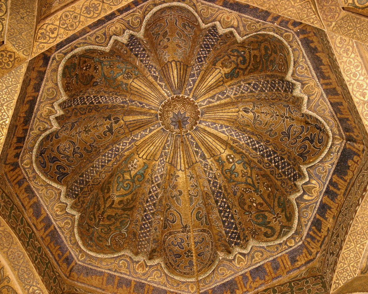 Interieur van de koepel door Islamic School