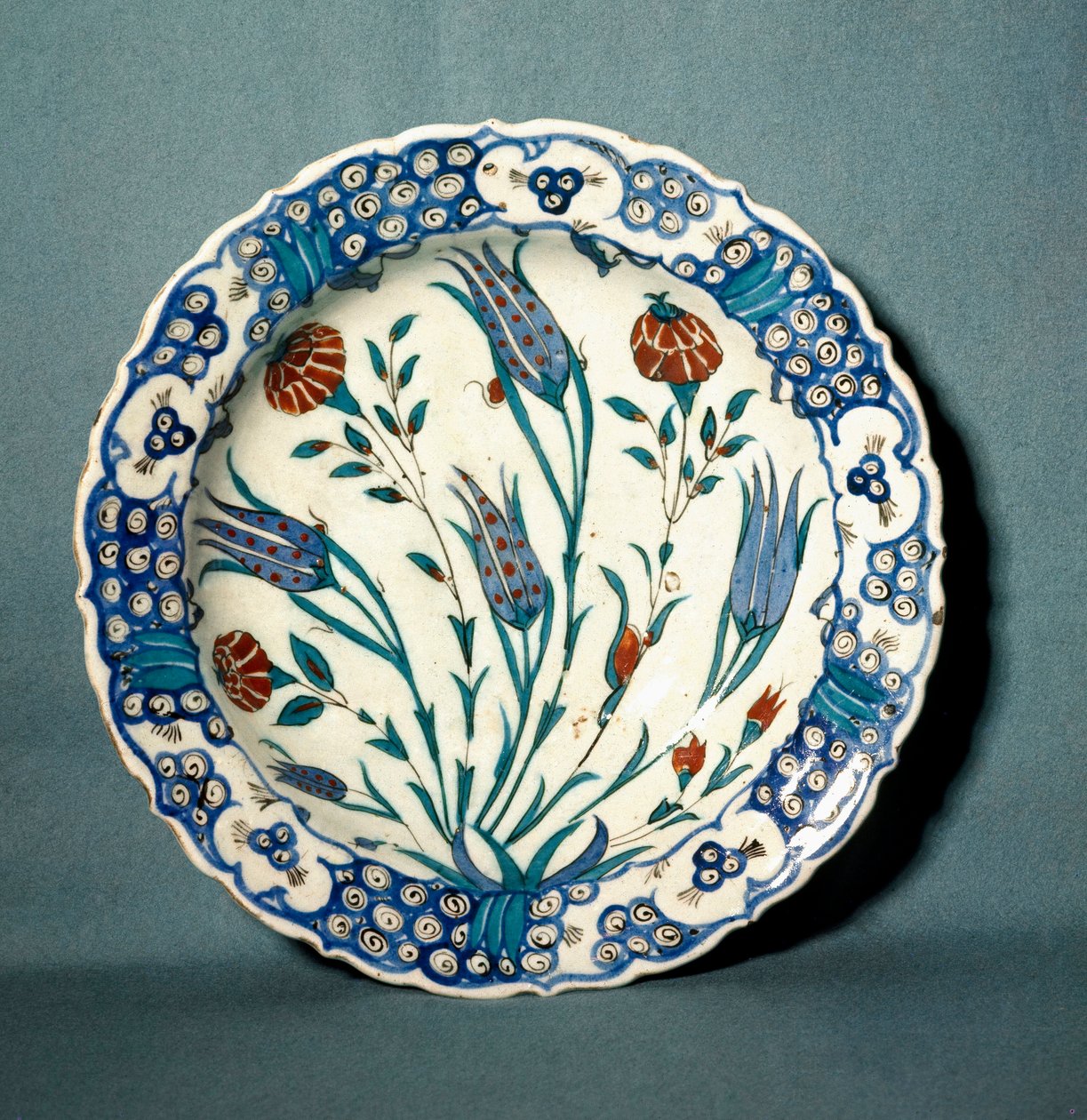 Islamitische kunst: keramische plaat gedecoreerd uit Iznik (het huidige Nicea) in Turkije. 16e eeuw. Sèvres, Nationaal Keramiekmuseum door Islamic School