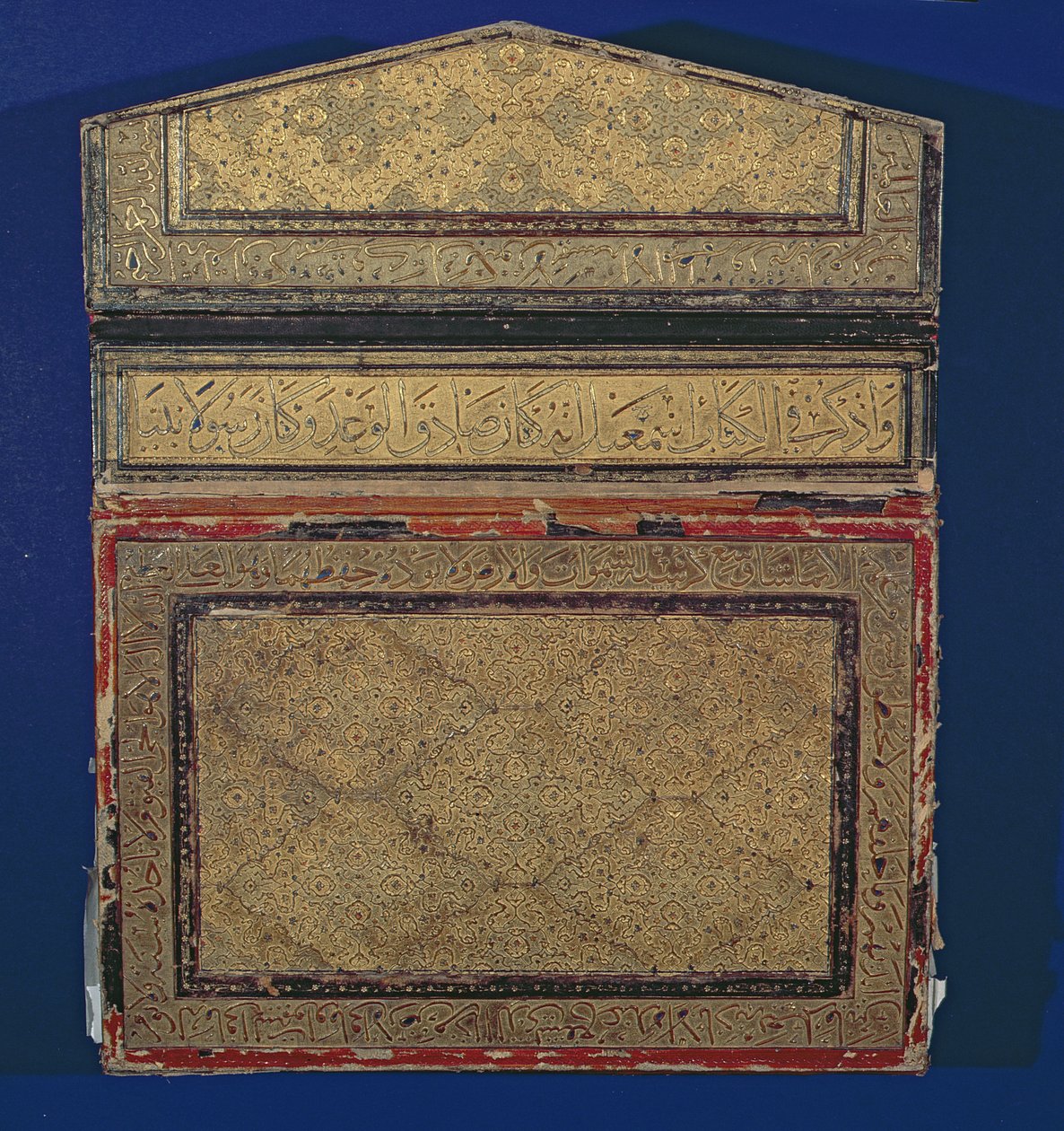 Buitenzijde van een Koran kist met vergulde eslimi ontwerp van soera 56 in thulth door Islamic School