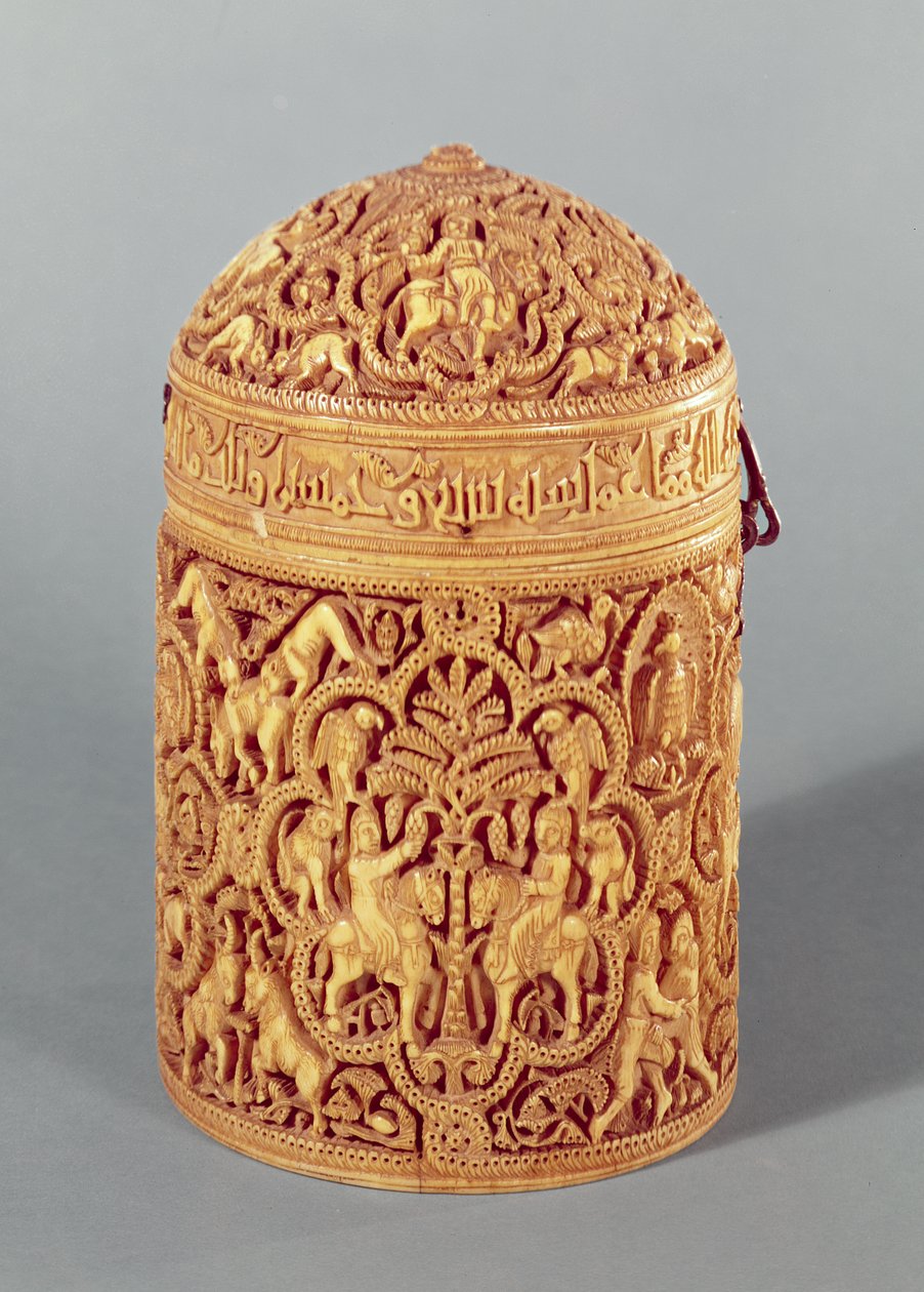Pyxis met een reliëf dat de genoegens van het hofleven uitbeeldt, gegraveerd met de naam Al-Mughira, zoon van de Kalief Abd-al-Rahman III, Umayyad Periode, uit Cordoba, ca. 968 AD door Islamic School
