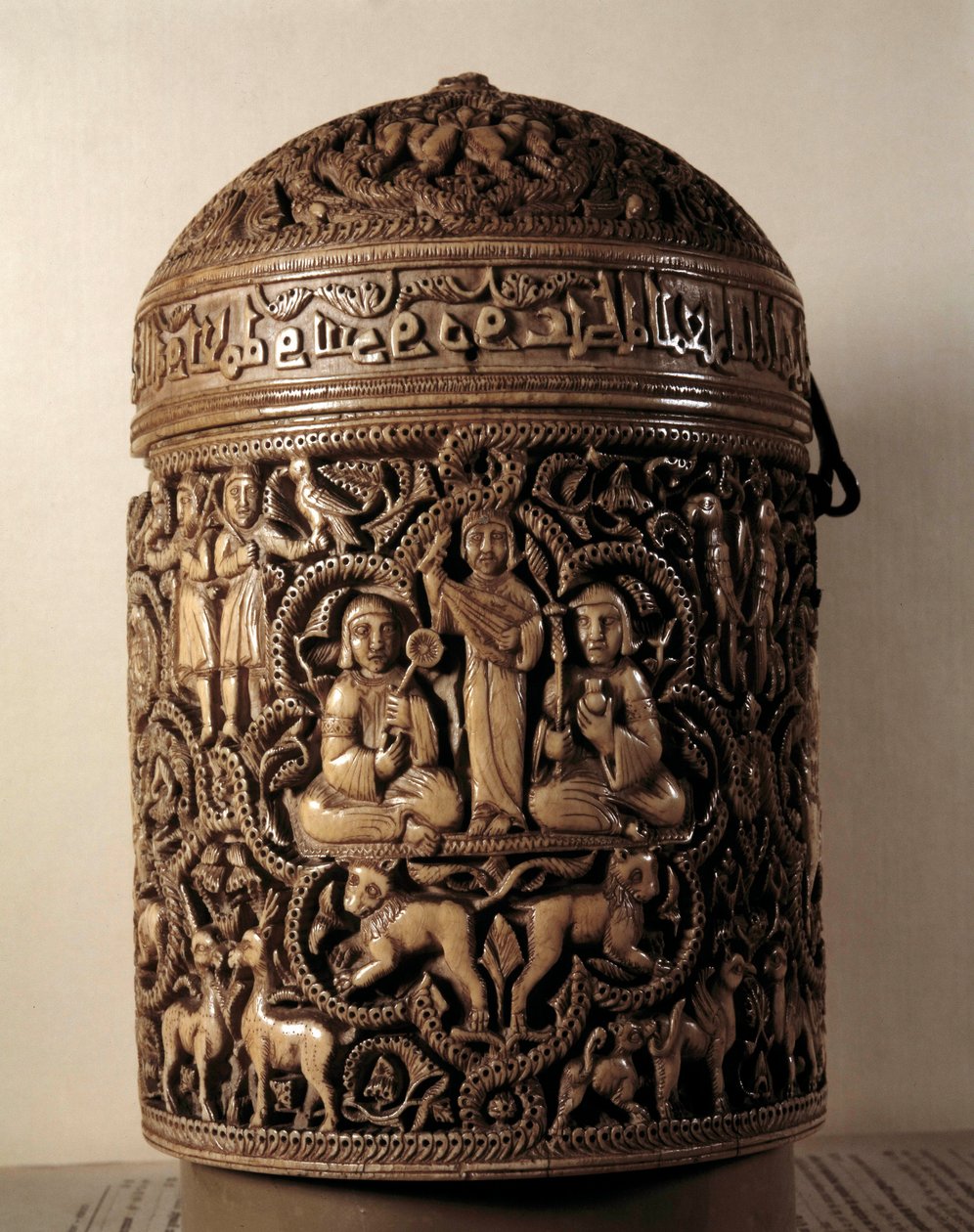 Pyxis (doos) van Al-Mughira (Al Mughira of Moughira) in ivoor uit Cordoba en bedoeld voor de Emir, 968. Parijs, Louvre Museum door Islamic School