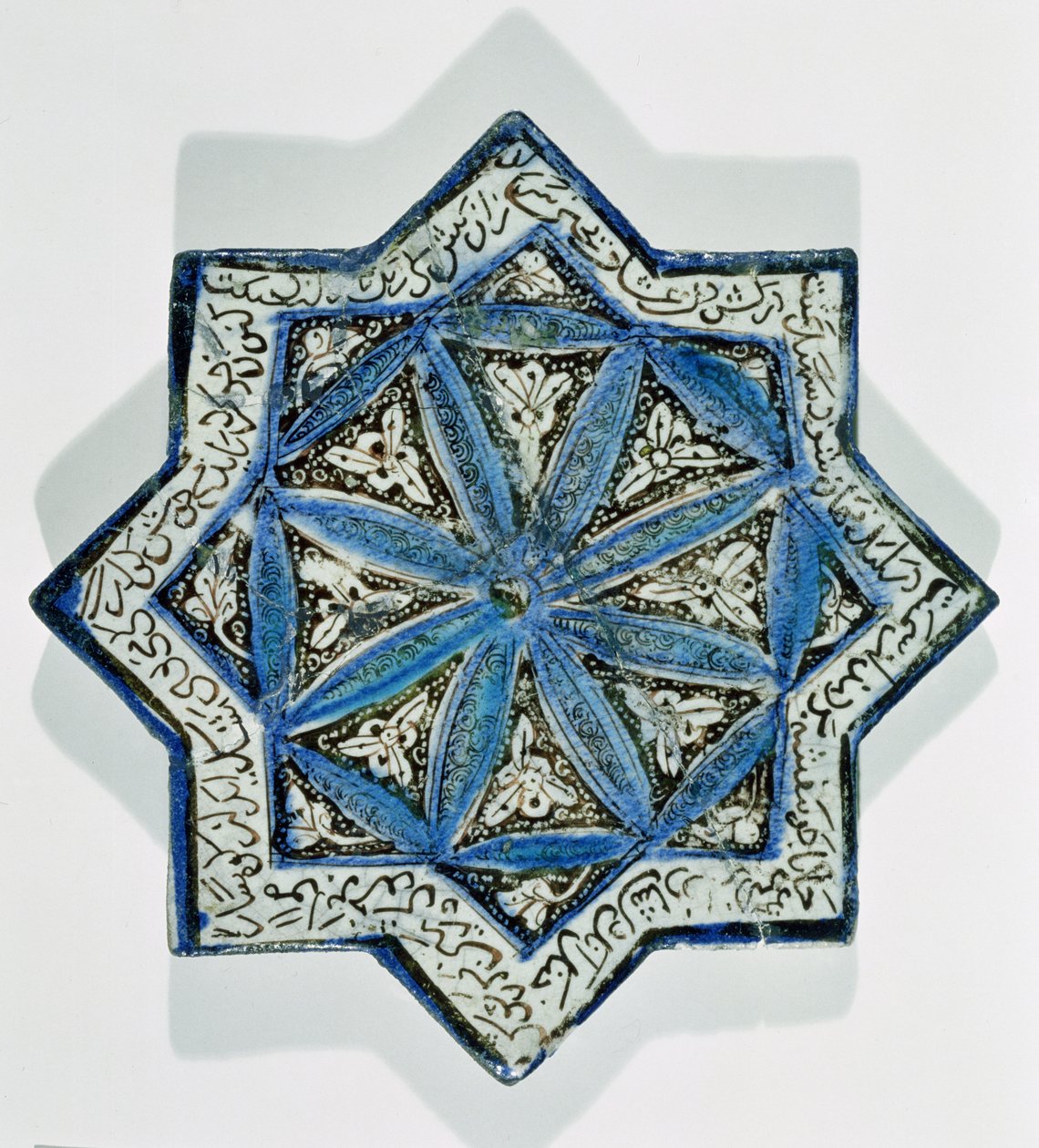 Stervormige tegel met bladgoud in de stijl van Takht-e Solaiman, 13e-14e eeuw door Islamic School