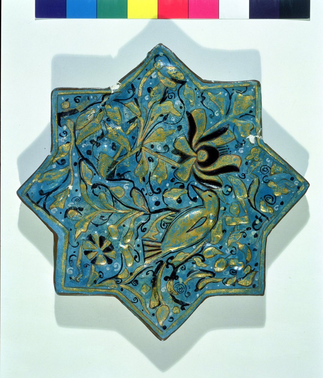 Stervormige tegel met bladgoud in de stijl van Takht-e Solaiman, 13e-14e eeuw door Islamic School