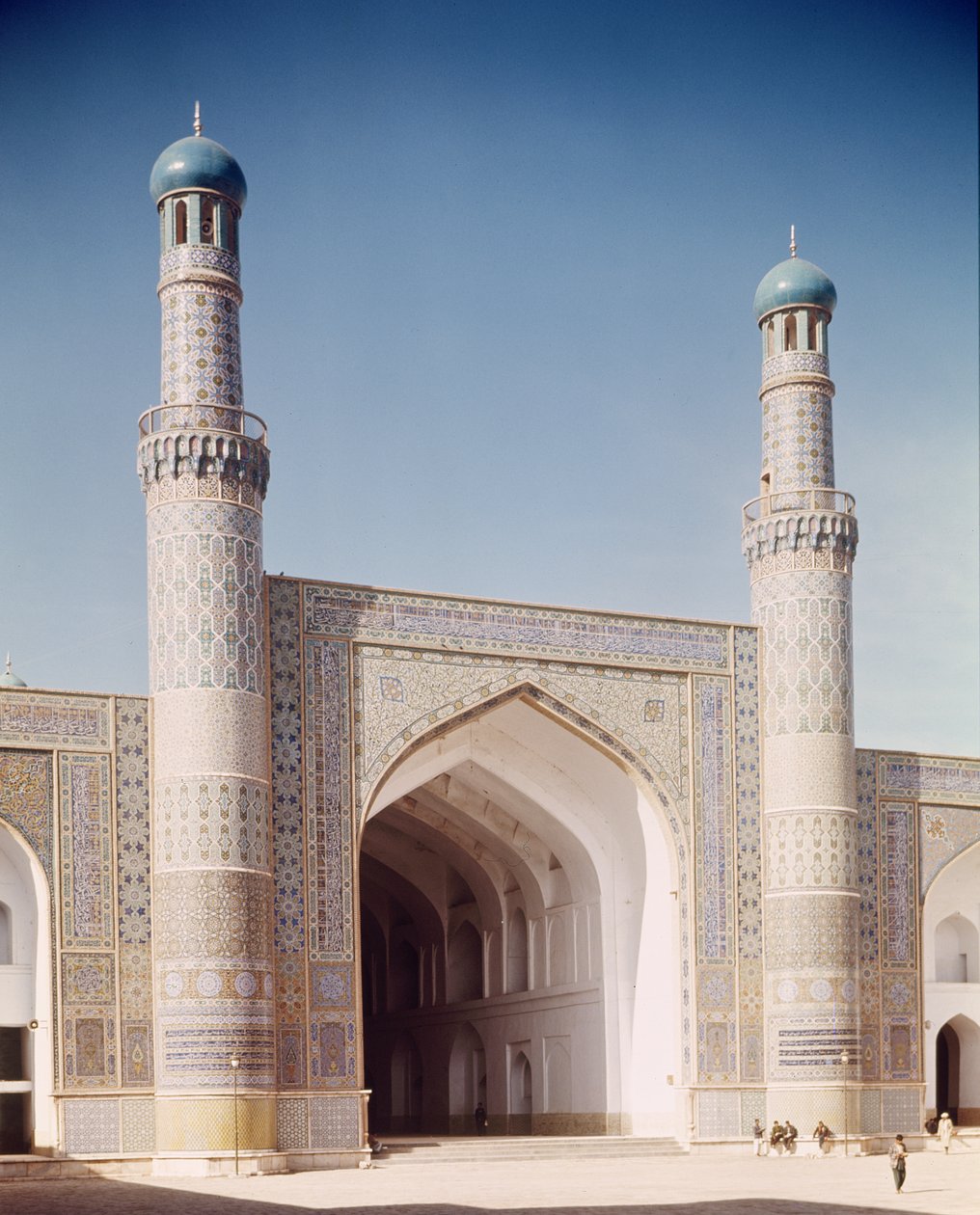 De Masjid-i Jami of Vrijdagmoskee, gesticht in 1200, herbouwd in 1498 door Islamic School