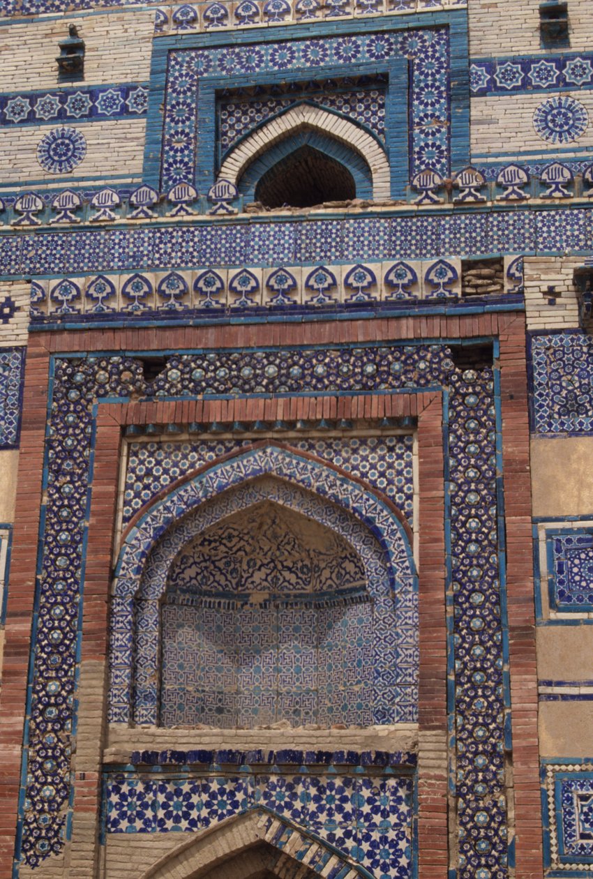 Tegels op de toegangspoort tot het mausoleum van Bibi Jawindi (gestorven in 1403) opgericht in 1494 door Islamic School