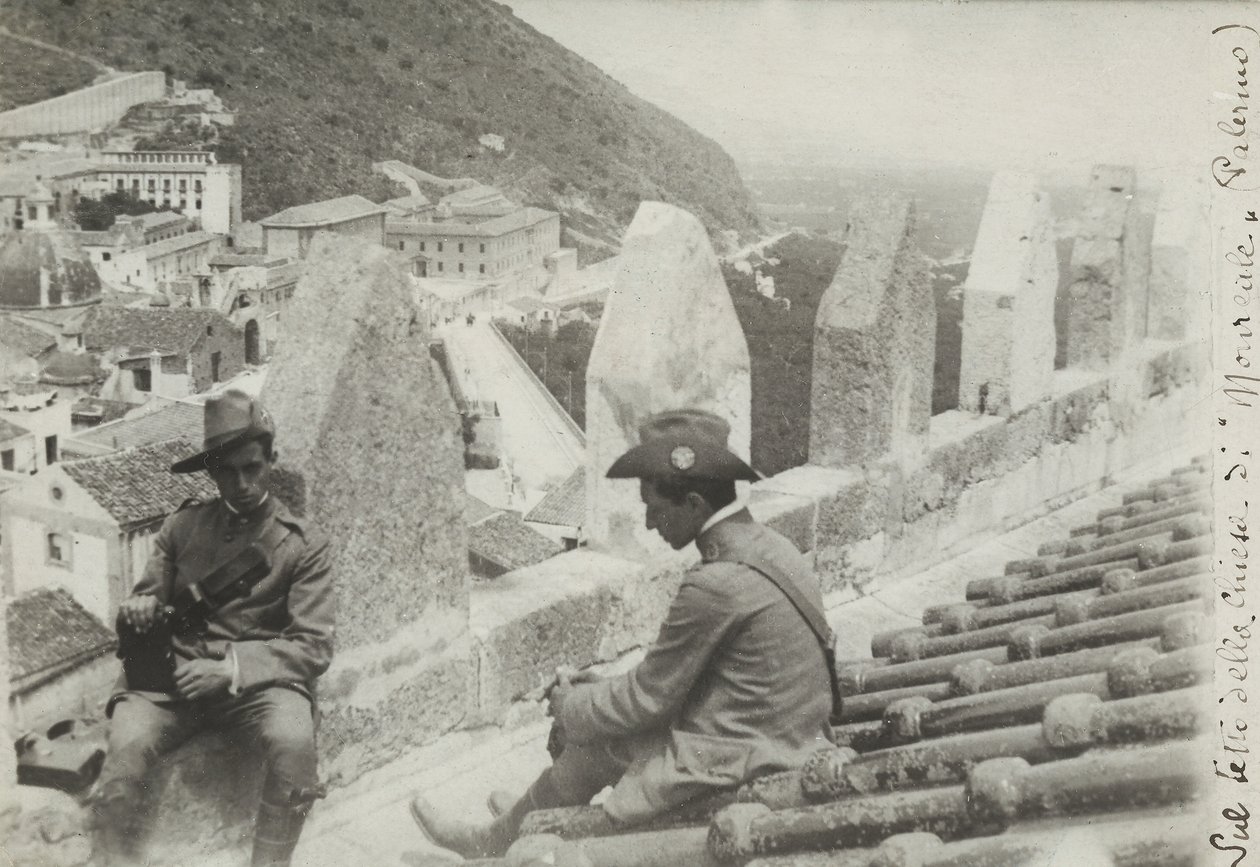 Twee soldaten gefotografeerd op het dak van de kerk van Monreale, 1910 door Italian Photographer