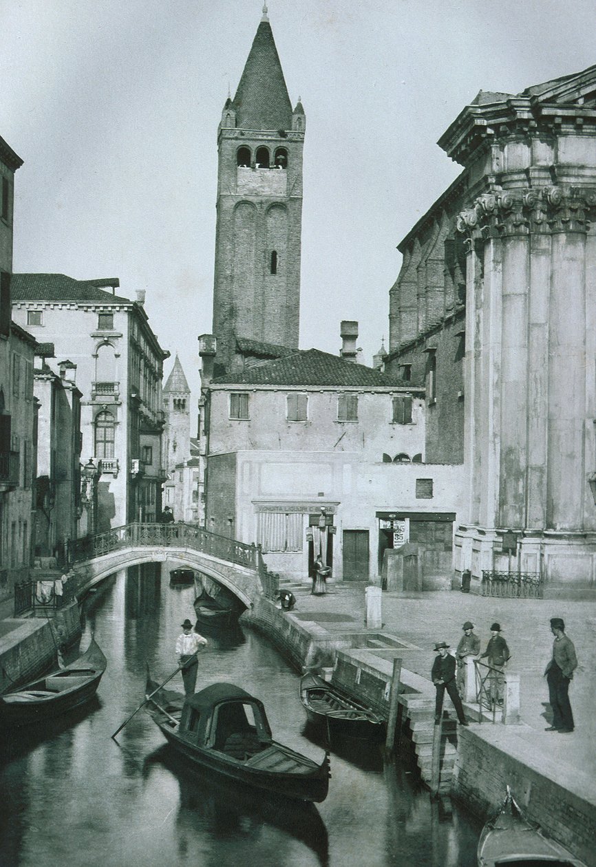 Uitzicht op het Canale San Barnaba met de klokkentoren van de San Barnaba Kerk door Italian Photographer