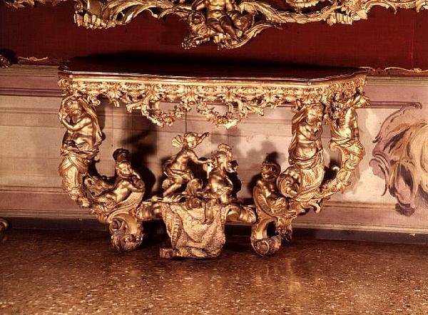 Tafel met gesneden cherubijnen, Rococo stijl, c.1730 door Italian School