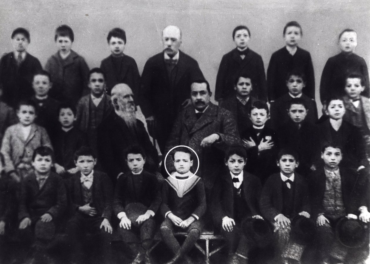 Benito Mussolini op de lagere school - Benito Mussolini als lagere schoolleerling - Een portret van Benito Mussolini met klasgenoten en een leraar door Italian Photographer