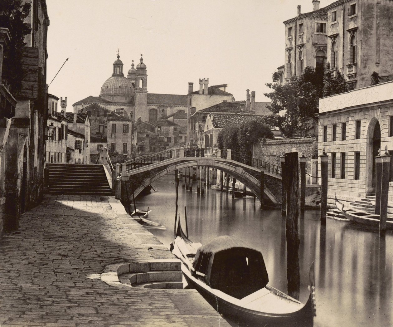 Brug op de Rio Ognissanti in Venetië, c.1875 door Italian Photographer