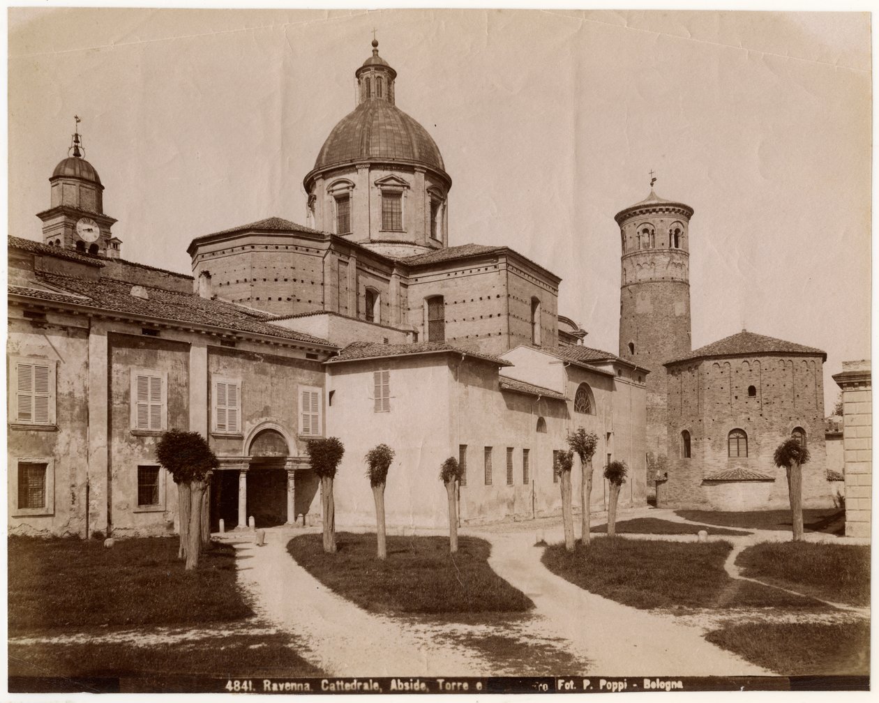 Kathedraal van de Opstanding van Onze Heer Jezus Christus, met doopkapel rechts, Ravenna, Emilia-Romagna, Italië, foto door Pietro Poppi, Bologna, ca 1900 door Italian Photographer