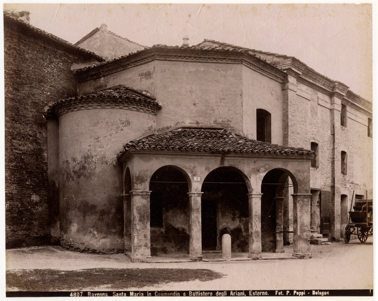 Kerk van St. Maria in Cosmedin of Doopkapel van de Arianen, Ravenna, Emilia-Romagna, Italië, foto door Pietro Poppi, ca 1900 door Italian Photographer
