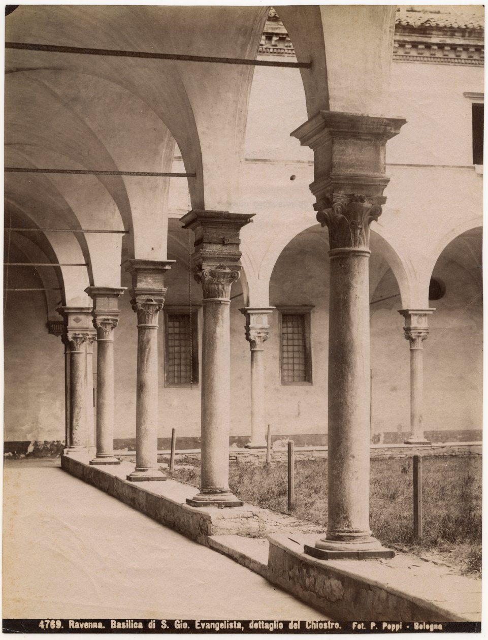 Klooster in de kerk van Sint Jan Evangelist, Ravenna, Emilia-Romagna, Italië, foto door Pietro Poppi, Bologna, ca. 1900 door Italian Photographer