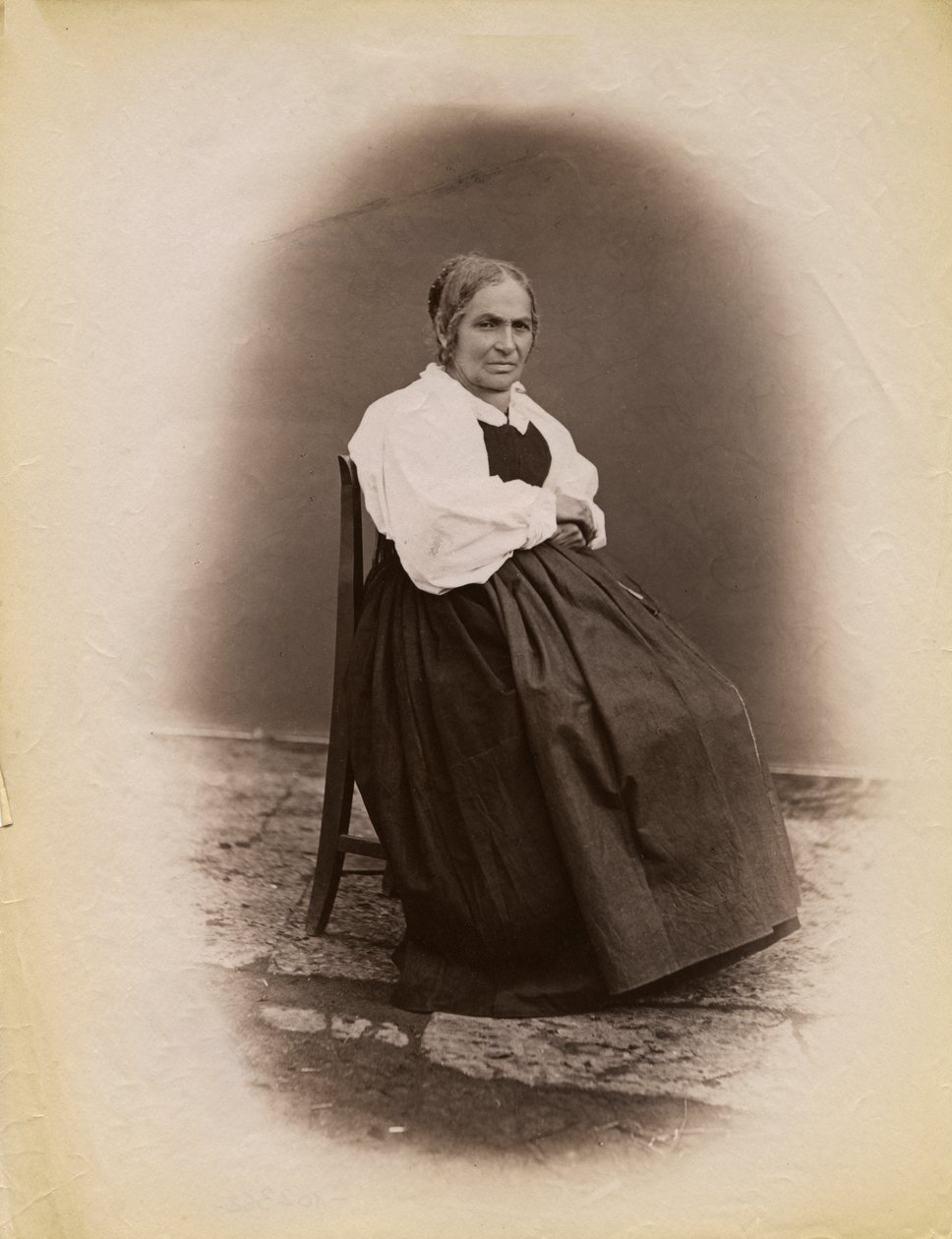 Oude vrouw zittend op een stoel, Parre, Lombardije, Italië, foto door Premiata Fotografia Taramelli, Bergamo door Italian Photographer