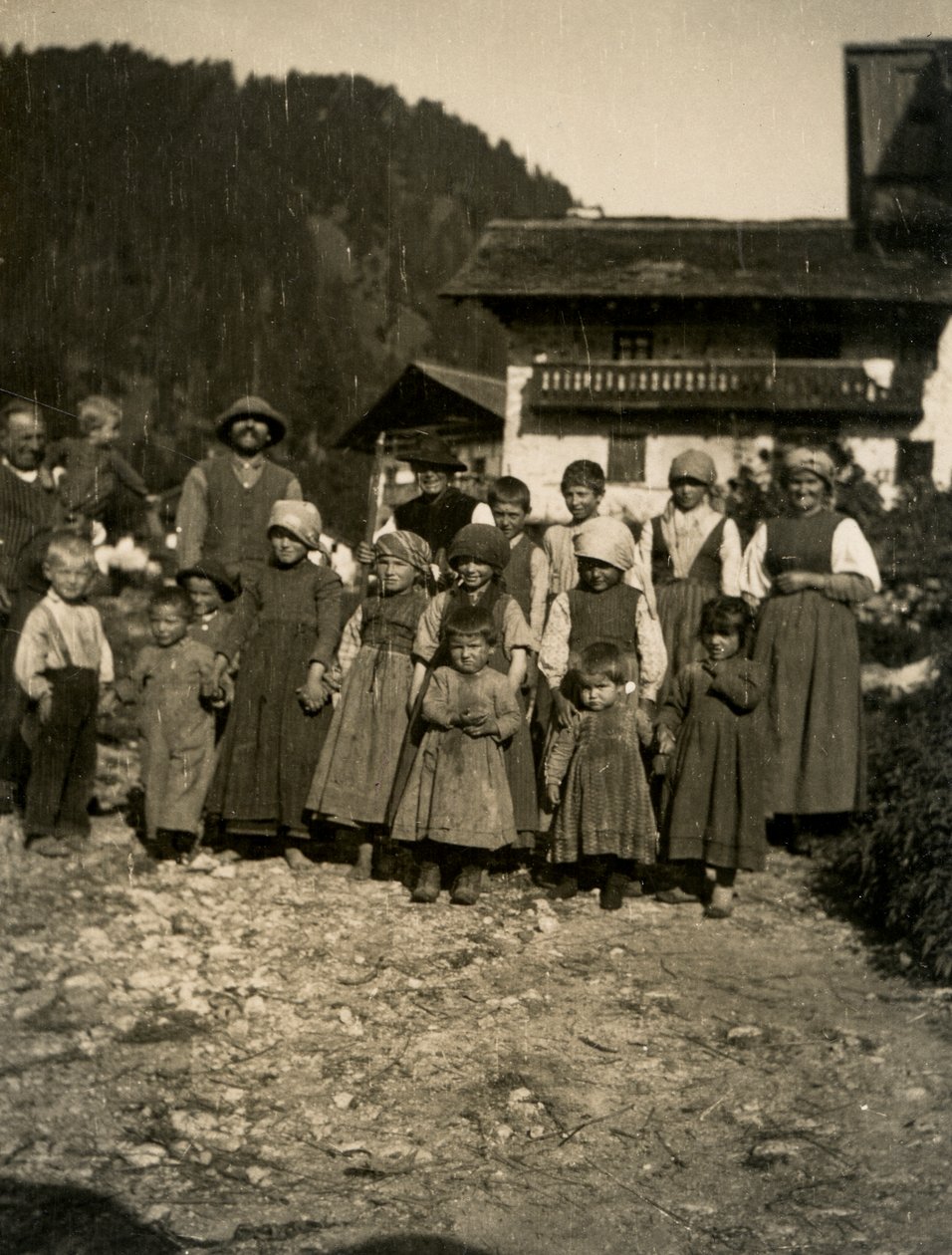 Familie voor huis, Aostavallei, Italië 1900-1910 door Italian Photographer