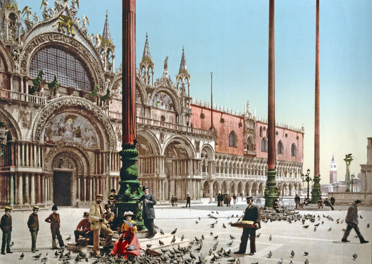 Duiven voeren op het San Marcoplein, Venetië, ca. 1900 door Italian Photographer
