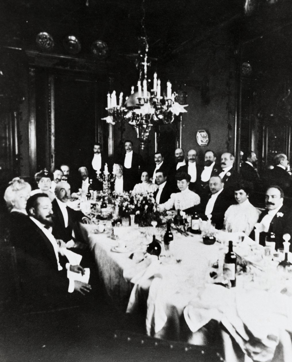Lunch bij Casa Sonzogno, onder de gasten zijn te herkennen Francesco Cilea, Pietro Mascagni, Umberto Giordano, Carlo Romussi, Arturo Colautti, Amintore Galli en Edoardo Sonzogno, Milaan door Italian Photographer