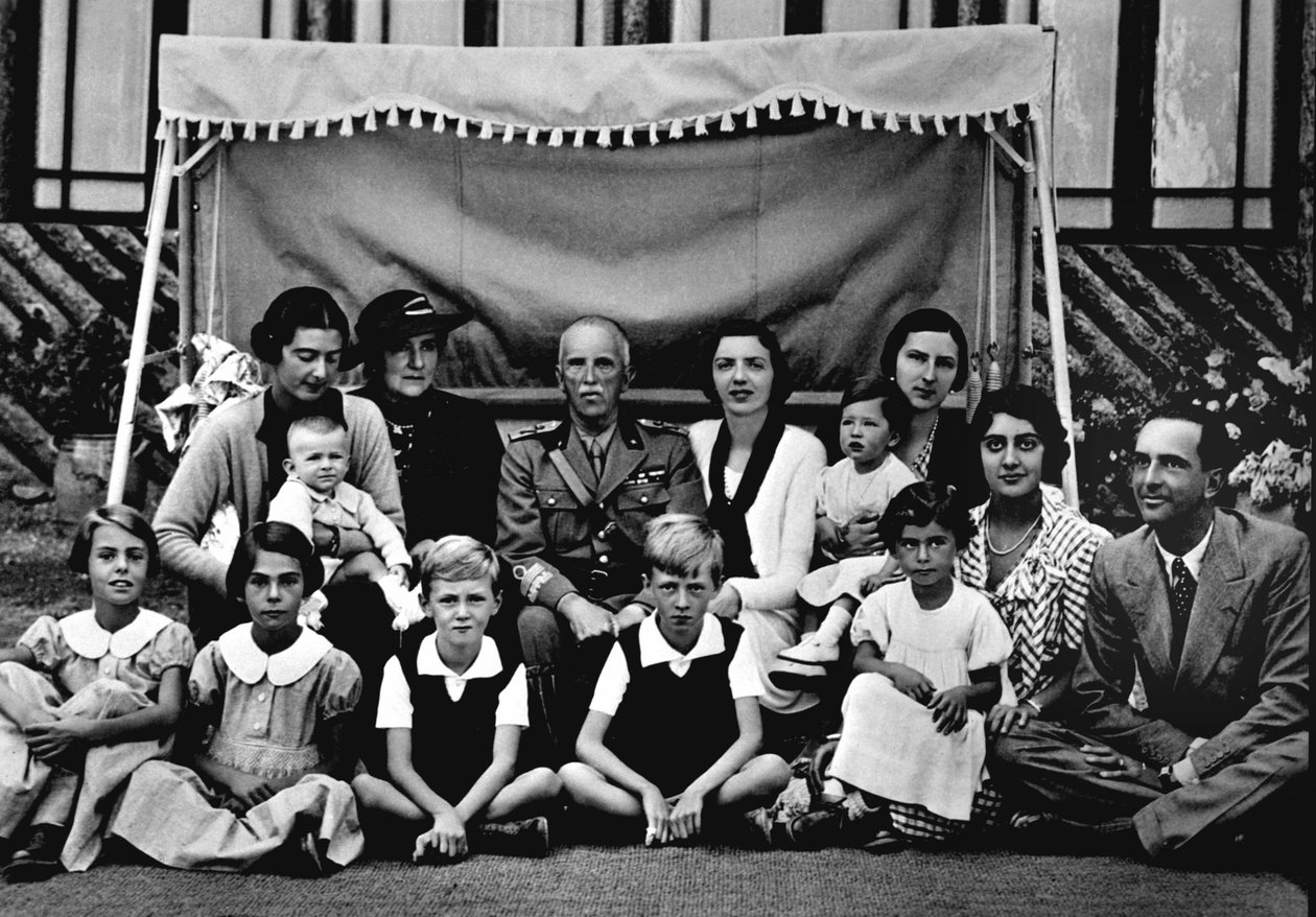 De Italiaanse koninklijke familie. In het midden Victor Emmanuel III (Vittorio Emanuele). Onder de zittende kinderen is de 3e van links Prins Victor Emmanuel (Victor-Emmanuel) (Vittorio Emanuele), de laatste rechts zijn vader Humbert II (Umberto II). 19e e door Italian Photographer