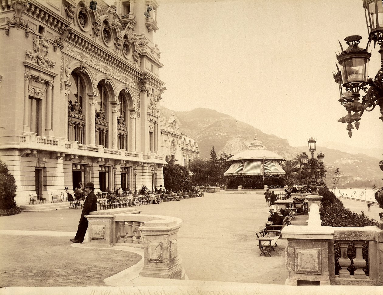 De zeefrontterras bij het Casino van Montecarlo, in Monaco door Italian Photographer