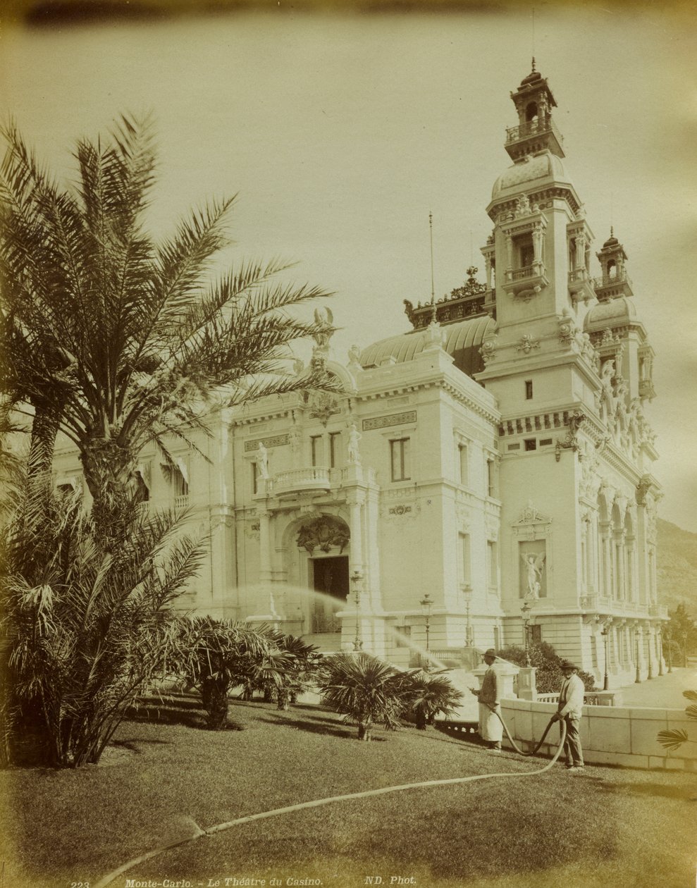Het theater naast het Casino in Montecarlo. Op de voorgrond een uitzicht op de tuin versierd met palmbomen door Italian Photographer