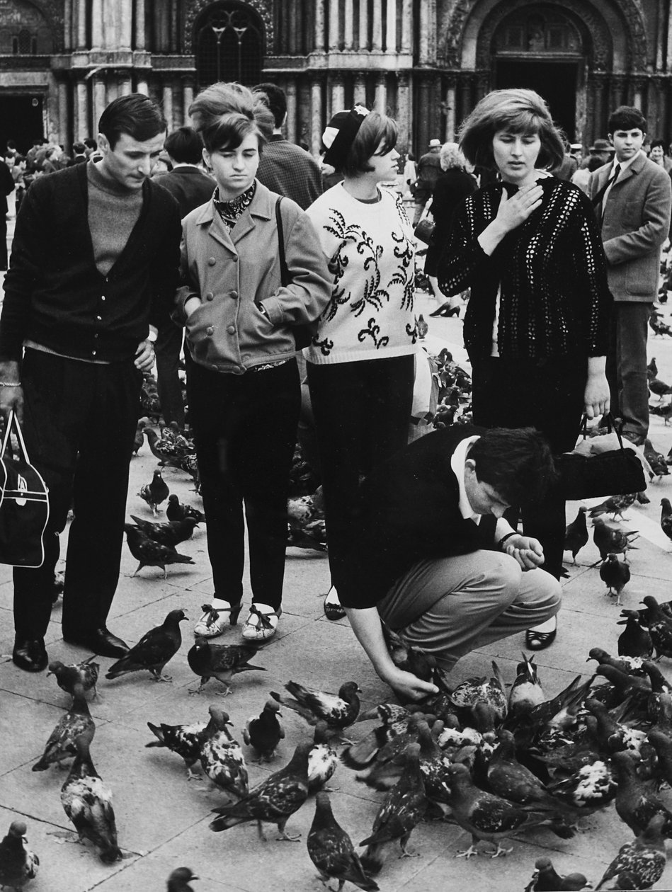 Toeristen die duiven voeren, Piazza San Marco, Venetië, ca. 1970 (zwart-wit foto) door Italian Photographer