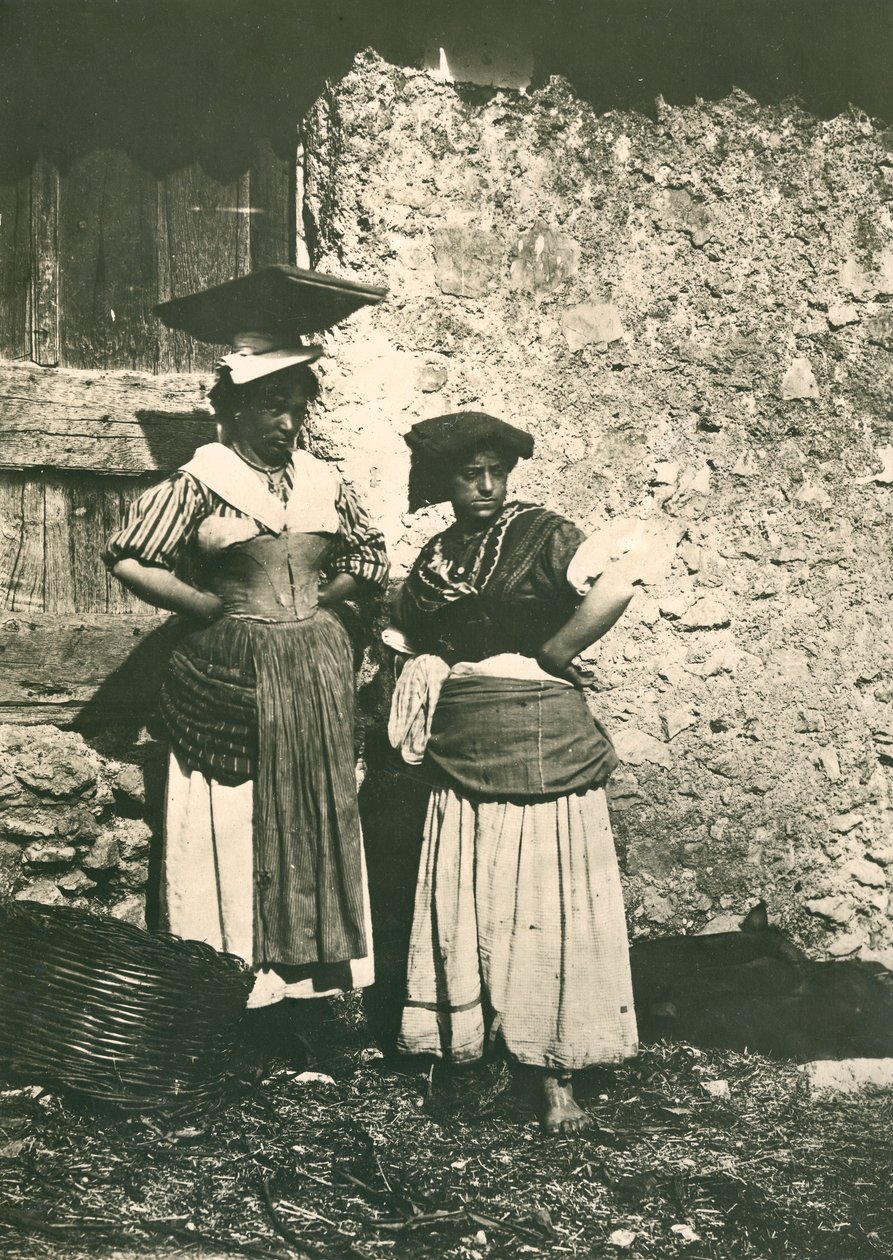 Twee boeren van het Romeinse platteland in traditionele kleding, Italië, ca 1910 door Italian Photographer