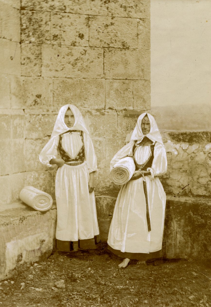 Twee vrouwen in traditionele klederdracht, orbace (Sardijnse schapenwol) verkopers, Sardinië, Italië, ca 1915 door Italian Photographer