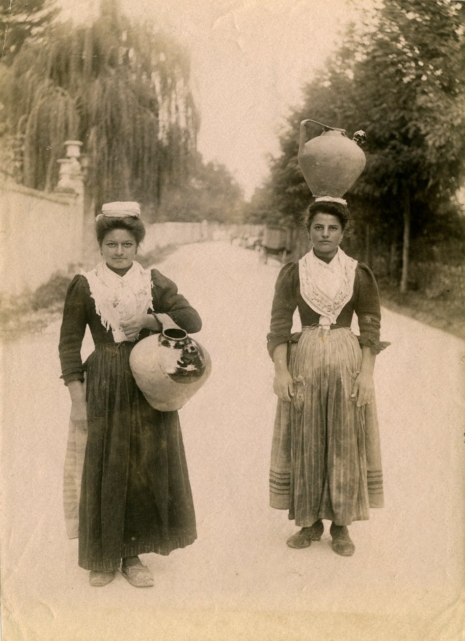 Twee jonge vrouwen met terracotta kruiken, Roccaraso, Abruzzo, Italië, ca 1905 door Italian Photographer