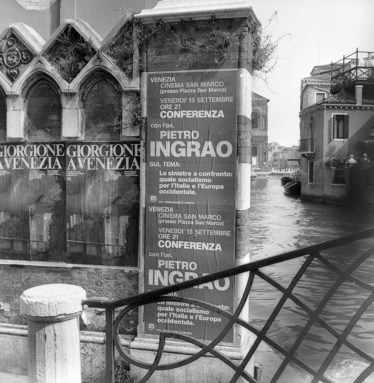 Uitzicht op een kanaal in Venetië met posters die een Giorgione-tentoonstelling en een politiek manifest adverteren op de voorgrond door Italian Photographer
